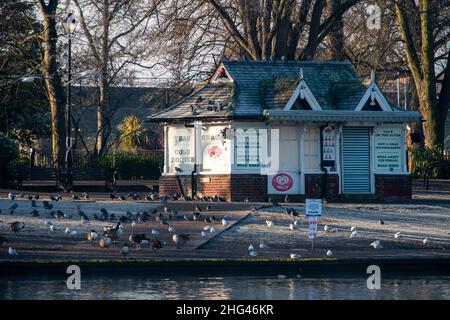 Windsor, Großbritannien. 18th. Januar 2022. Die Sonne kehrt nach einem nebligen Start in den Tag in Windsor zurück. Quelle: Maureen McLean/Alamy Live News Stockfoto