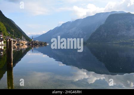 Das Dorf Hallstatt in Österreich bietet einen sehr malerischen Blick auf einen großen See mit Häusern und Straßen am Rande Stockfoto