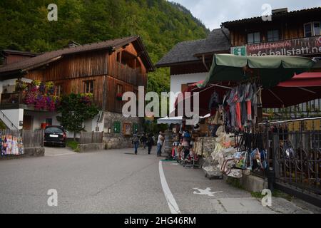 Das Dorf Hallstatt in Österreich bietet einen sehr malerischen Blick auf einen großen See mit Häusern und Straßen am Rande Stockfoto