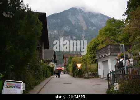 Das Dorf Hallstatt in Österreich bietet einen sehr malerischen Blick auf einen großen See mit Häusern und Straßen am Rande Stockfoto