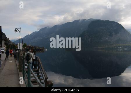 Das Dorf Hallstatt in Österreich bietet einen sehr malerischen Blick auf einen großen See mit Häusern und Straßen am Rande Stockfoto