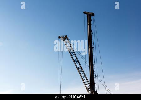 Baumaschinen. Ausrüstung für Fundamentarbeiten. Hydraulischer Pfahltrieb für die Installation von Betonstapel, Bauarbeiten. Konstruktion Stockfoto