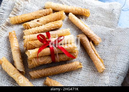 Semprong oder Eierrolle, eine Art Gebäck, das gebacken und dann gerollt wird, duftend, herzhaft. Dieser Kuchen wird an wichtigen Feiertagen serviert. Indonesien Stockfoto