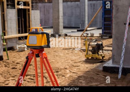 Theodolit auf der Baustelle. Baumesswerkzeug. Vermessungsgeräte auf der Baustelle. Konstruktion Stockfoto