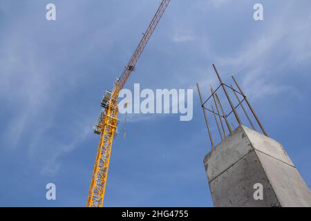 Verstärkung Betonsäule im Bau auf der Baustelle und Turmkran gegen blauen Himmel. Baustelle Hintergrund Stockfoto