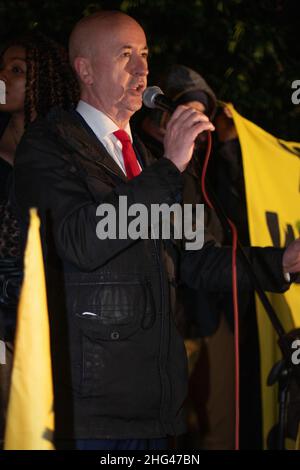 London, England, Großbritannien 17. Januar 2022 Hunderte von Demonstranten aus XR, BLM und Kill the Bill versammeln sich vor der Abstimmung über das Gesetz über Polizei, Verbrechen, Verurteilung und Gerichte im Oberhaus. Die Menge wird von Geraint Davies, Labour-Abgeordneter für Swansea West, angesprochen Stockfoto