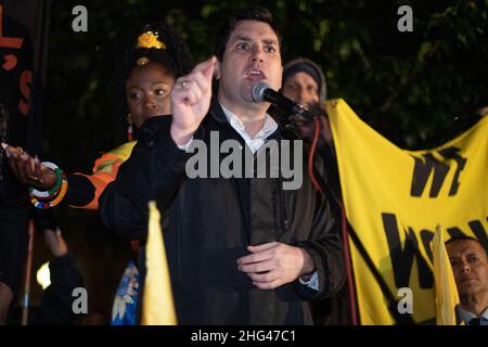 London, England, Großbritannien 17. Januar 2022 Hunderte von Demonstranten aus XR, BLM und Kill the Bill versammeln sich vor der Abstimmung über das Gesetz über Polizei, Verbrechen, Verurteilung und Gerichte im Oberhaus. Die Menge wird von Richard Burgon, Labour-Abgeordneter für Leeds East, angesprochen Stockfoto