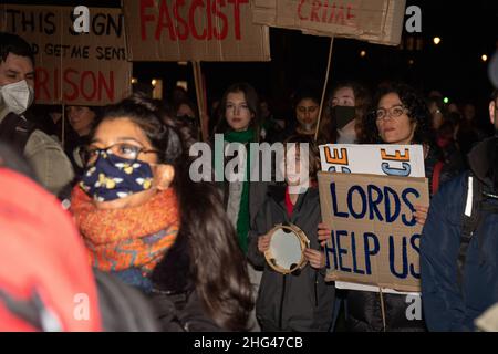 London, England, Großbritannien 17. Januar 2022 Hunderte von Demonstranten aus XR, BLM und Kill the Bill versammeln sich vor der Abstimmung über das Gesetz über Polizei, Verbrechen, Verurteilung und Gerichte im Oberhaus. Demonstranten halten Plakate und Plakate, auf denen ihre Ablehnung des Gesetzes und seine potenziellen Auswirkungen auf das Recht auf Protest zum Ausdruck gebracht wird, und flehen das Oberhaus an, gegen die von der Regierung hinzugefügten Änderungen zu stimmen. Stockfoto