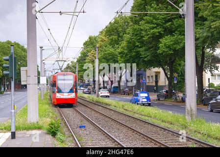 KÖLN, DEUTSCHLAND - JULI 2021: Kölner Bahn-Straßenbahn. Neue Tram K4500 Stockfoto