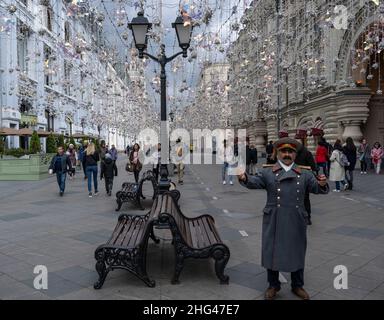 Moskau, Russland - 25. September 2019: Nikolskaja-Straße mit Menschen und Geschäften und vielen Lichtern an einem Herbsttag. Stockfoto