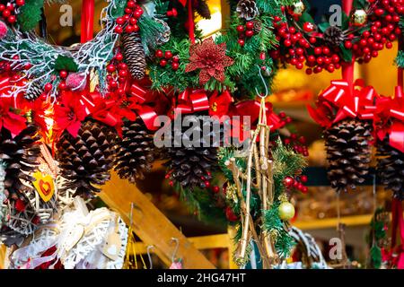 Mehrfarbige Neujahrsgirlanden zum Verkauf auf dem Straßenmarkt Stockfoto