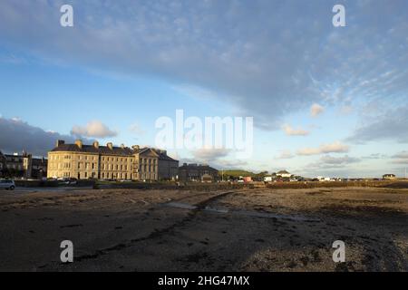 Beaumaris, Anglesey, Wales. Dramatische Winterlandschaft mit Strand und Küste in dieser charmanten, historischen Küstenstadt. Blauer Himmel und Kopierbereich. Stockfoto