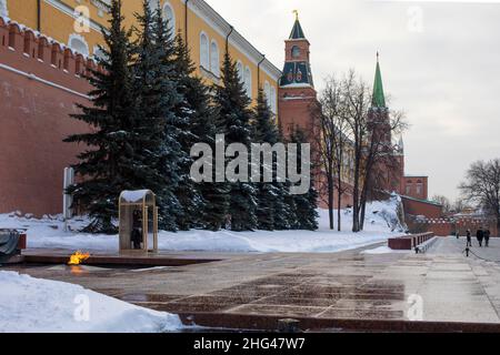 Moskau, Russland - 28. Dezember 2021: Ehrenwache auf dem Roten Platz, Alexander-Garten - Stadtpark zum Spazierengehen, Wahrzeichen der Hauptstadt Stockfoto