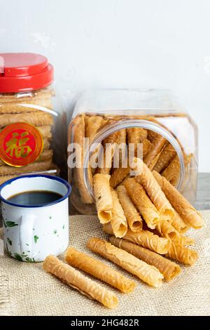 Semprong oder Eierrolle, eine Art Gebäck, das gebacken und dann gerollt wird, duftend, herzhaft. Dieser Kuchen wird an wichtigen Feiertagen serviert. Indonesien Stockfoto