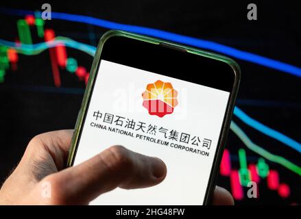 China. 4th Dez 2021. Auf dieser Fotolabbildung ist das Logo des chinesischen Öl- und Gaskonzerns China National Petroleum Corporation (CNPC) zu sehen, das auf einem Smartphone mit einem Index-Diagramm der wirtschaftlichen Börse im Hintergrund angezeigt wird. (Bild: © Budrul Chukrut/SOPA Images via ZUMA Press Wire) Stockfoto