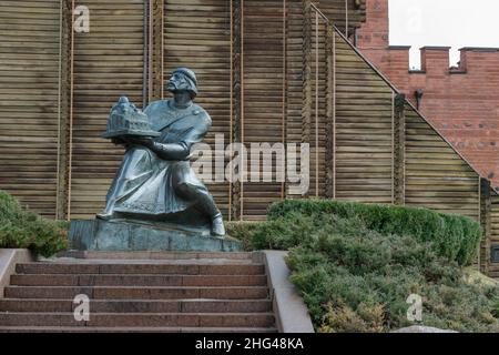 Kiew, Ukraine - 01. Januar 2022: Denkmal für Jaroslaw der Weise - Großherzog von Kiew, neben dem Goldenen Tor. Stockfoto