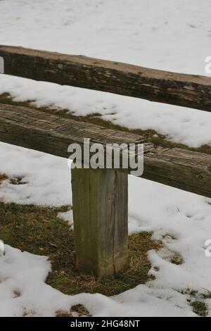 Ein kalter Wintertag in der Wildnis mit einer Holzbank. Stockfoto