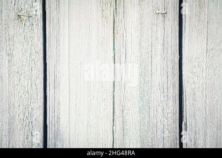 Holz gealterter weiß-grauer Hintergrund mit einer ausgeprägten Textur. Alte weiße Bretter. Stockfoto