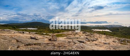 Panoramablick von der Trail auf den Keiservarden. Keiservarden ist ein Hochplateau auf Veten Hill in der Nähe von Bodø, Nordland im Norden von Norwegen. Va Stockfoto