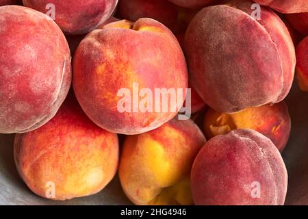 Perfekte reife Orangenpfirsiche. Ein paar frische Pfirsiche. Sommerobsternte aus nächster Nähe. Sommer horizontalen Hintergrund für Design. Draufsicht. Stockfoto