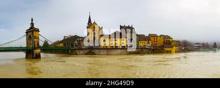 Panorama von Seyssel auf der Rhone mit Kirche Saint-Blaise und Hängebrücke im Winter Stockfoto