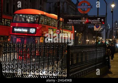 Eine Einfahrt zur U-Bahnstation Westminster ist am 17th. Januar 2022 in London, England, mit Busverkehr zur Hauptverkehrszeit auf Whitehall zu sehen. Stockfoto