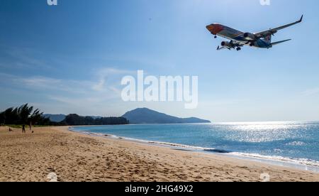 Mai Khao Strand, Flugbeobachtung, Flughafen Phuket in Thailand Stockfoto