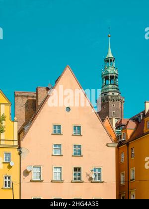 Alte bunte Fassaden von Häusern in der mittelalterlichen europäischen Stadt. Gemütliche pastellfarbene Häuser mit Ziegeldächern in Breslau, Polen Stockfoto