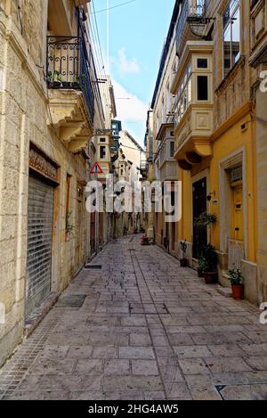 Typische schmale Straße in Vittriosa - Birgu, Valletta, Malta. Alte mittelalterliche enge leere Straße. Vallett, die Hauptstadt von Malta - 2nd. Februar 2016 Stockfoto