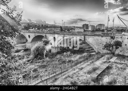 Panoramablick auf die Alarico-Brücke, das Wahrzeichen des Flusses Cratthis in der Altstadt von Cosenza, Kalabrien, Italien Stockfoto