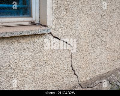 Großer Riss in einer Hauswand Stockfoto