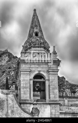 Antiker Glockenturm, ikonisches Wahrzeichen am zentralen Platz von Taormina, Sizilien, Italien Stockfoto