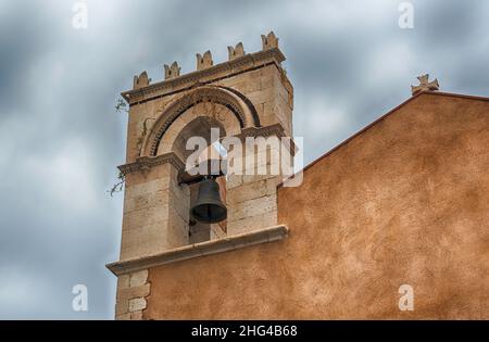 Antiker Glockenturm, ikonisches Wahrzeichen am zentralen Platz von Taormina, Sizilien, Italien Stockfoto