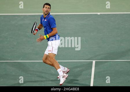 Der serbische Tennisspieler Novak Djokovic tritt bei den Olympischen Sommerspielen 2016 in Rio auf dem Platz an. Der berühmte serbische Athlet ist die Weltrangliste Nr. 1 Stockfoto