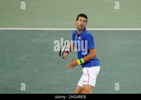 Der serbische Tennisspieler Novak Djokovic tritt bei den Olympischen Sommerspielen 2016 in Rio auf dem Platz an. Der berühmte serbische Athlet ist die Weltrangliste Nr. 1 Stockfoto