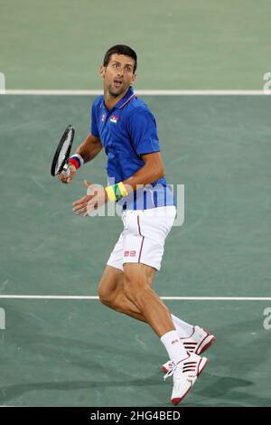 Der serbische Tennisspieler Novak Djokovic tritt bei den Olympischen Sommerspielen 2016 in Rio auf dem Platz an. Der berühmte serbische Athlet ist die Weltrangliste Nr. 1 Stockfoto