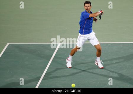 Der serbische Tennisspieler Novak Djokovic tritt bei den Olympischen Sommerspielen 2016 in Rio auf dem Platz an. Der berühmte serbische Athlet ist die Weltrangliste Nr. 1 Stockfoto