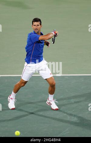 Der serbische Tennisspieler Novak Djokovic tritt bei den Olympischen Sommerspielen 2016 in Rio auf dem Platz an. Der berühmte serbische Athlet ist die Weltrangliste Nr. 1 Stockfoto