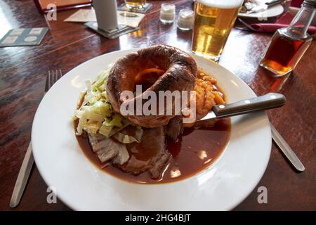 Mittagessen im Pub mit Roastbeef am sonntag, einschließlich großer yorkshire-Pudding, Lake District, cumbria, england, großbritannien Stockfoto
