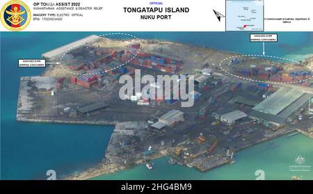 Nuku, Tonga. 18th Januar 2022. Blick auf Nuku Port, Tongatapu Island, Tonga, aufgenommen am 18. Januar 2022 von einer Royal Australian Air Force P-8A Poseidon während eines Aufklärungsfluges, um die Schäden zu bewerten, die durch den Ausbruch des Hunga Tonga-Hunga Ha'apai Unterwasservvulkans und den darauf folgenden Tsunami am 15. Januar verursacht wurden. Nach Angaben der Tongan-Außenministerin Nanaia Mahuta muss eine dicke Ascherschicht auf der Start- und Landebahn des Flughafens Nuku'alofa geräumt werden, bevor humanitäre Flüge landen können. Foto über Australian Defence Force/UPI Credit: UPI/Alamy Live News Stockfoto