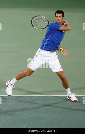 Der serbische Tennisspieler Novak Djokovic tritt bei den Olympischen Sommerspielen 2016 in Rio auf dem Platz an. Der berühmte serbische Athlet ist die Weltrangliste Nr. 1 Stockfoto