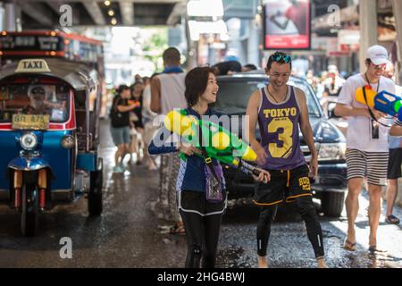 Bangkok, THAILAND - 13. APRIL 2018: Menschen auf den Straßen von Bangkok feiern den ersten Tag des Songkran Festivals, thailändische Neujahrsfeiern. Stockfoto