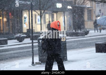 Vilnius, Litauen. 17th Januar 2022. Menschen gehen gegen den Schneesturm in Vilnius, Litauen, 17. Januar 2022. Schneesturm verursachte in einigen Gebieten Litauens eine Unterbrechung der Stromversorgung und des Verkehrs. Quelle: Xue Dongmei/Xinhua/Alamy Live News Stockfoto