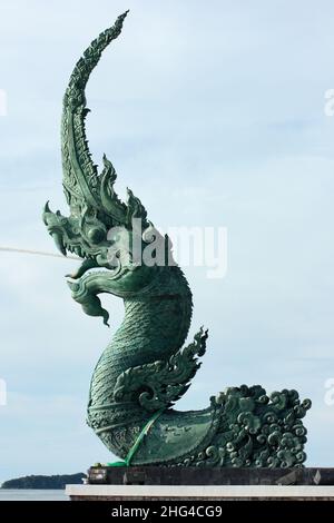 Songkhla, Thailand - Juli 23 2007: Der Kopf der Schlange ist der erste Teil einer Triptychon-Statue, die als die große Schlange "Naga" bekannt ist. Stockfoto