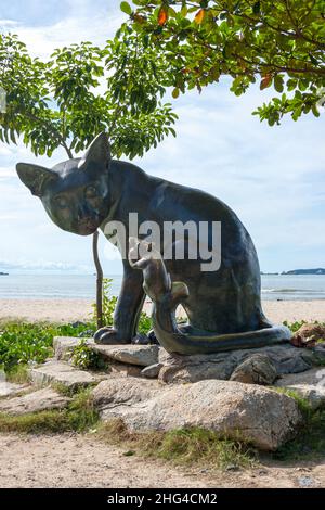 Songkhla, Thailand - Juli 23 2007: Katzen- und Rattstatue am Strand von Laem Samila. Die Statue stellt die beiden Inseln Koh Maew und Koh Noo dar Stockfoto