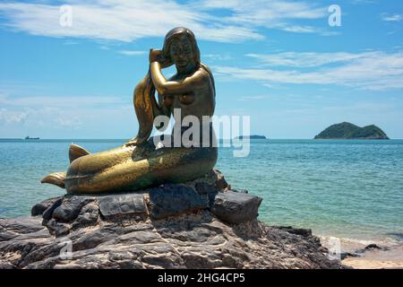 Songkhla, Thailand - Juli 23 2007: Die goldene Meerjungfrau-Statue am Strand von Laem Samila wurde 1966 von Jitr Buabu geschaffen. Stockfoto