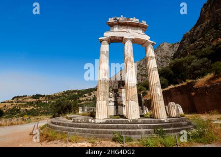 Die kreisförmige Delphi Tholos Tempel mit dorischen Säulen, 380 v. Chr., Heiligtum der Athena Pronaia Delphi Archäologische Stätte, Griechenland Stockfoto