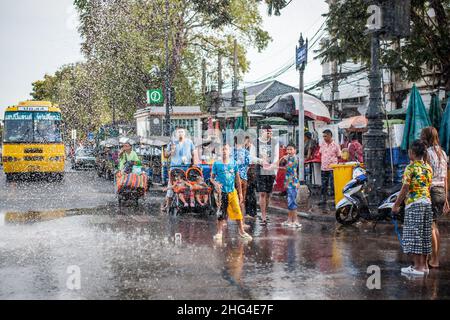 BANGKOK, THAILAND - 13. APRIL 2013: Songkran Festival, Thai Neujahr in Bangkok, Thailand am 13. April 2013. Stockfoto