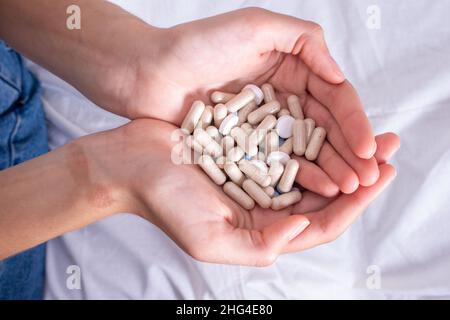 Viele verschiedene Pillen in der Hand. Tägliche Norm von Vitaminen, wirksame Medikamente, moderne Apotheke für Körper und psychische Gesundheit Konzept. Medizin für Depressionen. Stockfoto