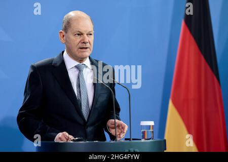 Berlin, Deutschland. 18th Januar 2022. Bundeskanzler Olaf Scholz (SPD) spricht nach einem Gespräch im Kanzleramt neben NATO-Generalsekretär Stoltenberg auf einer Pressekonferenz. Quelle: Hannibal Hanschke/Reuters/Pool/dpa/Alamy Live News Stockfoto